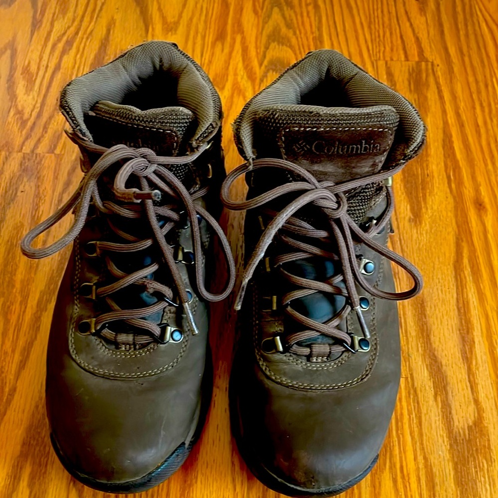 Columbia Newton Women’s 8 brown leather waterproof Omni grip hiking shoes